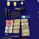 DNCD ATRAPA UNO DE LOS MÁS BUSCADOS EN MOCA; LE OCUPAN DROGAS Y UNA PISTOLA 