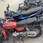 Recuperan dos motocicletas robadas durante atracos en Santiago; detienen a dos hombres