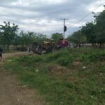 Patana queda a punto de volcarse al cruzar el deteriorado puente de Los Pilones en Estero Hondo
